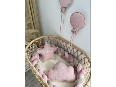 A babaszoba igazi ékessége a felhő alakú párna